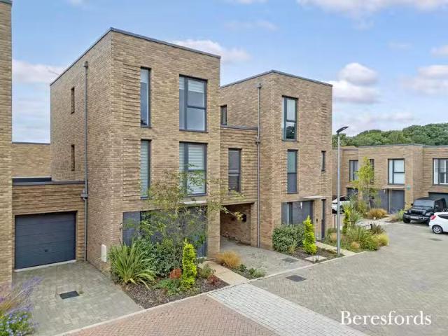 House for rent in Navestock Side, Essex