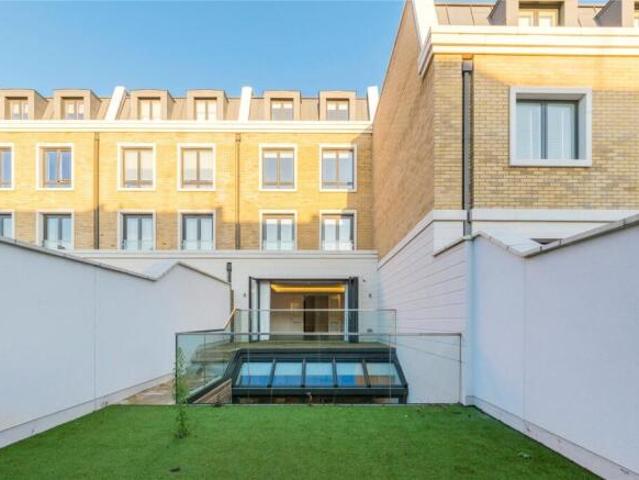 Cottage for rent in Fulham, Greater London
