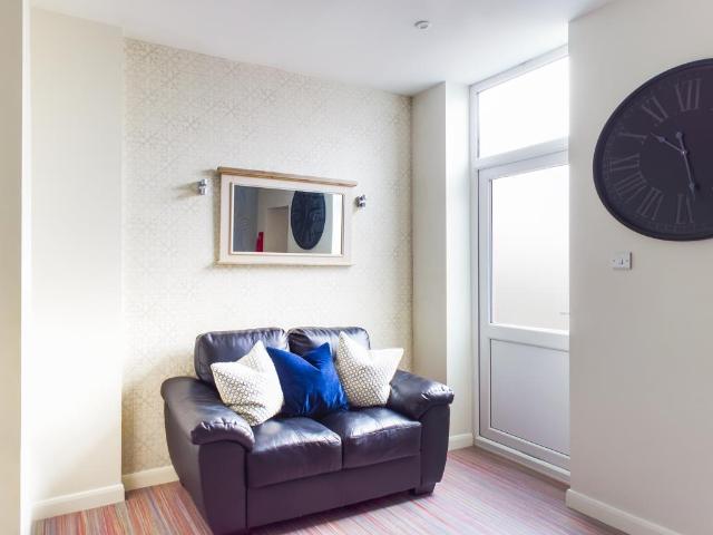 Terraced House for rent in Stoke
