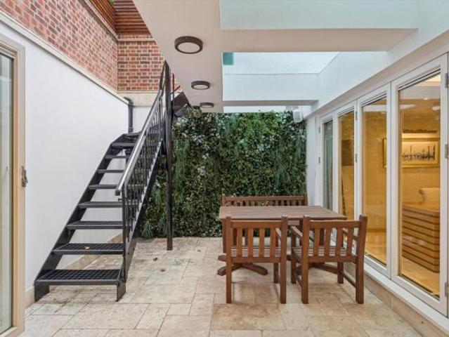 Cottage for rent in Cat Hill, England