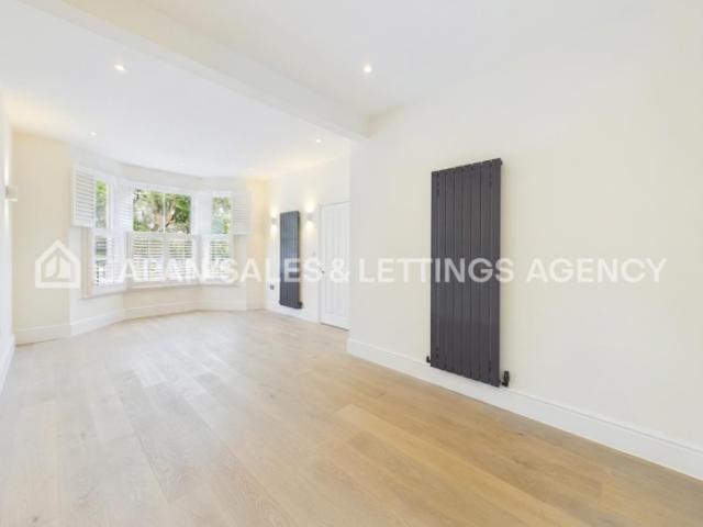 Cottage for rent in Greater London