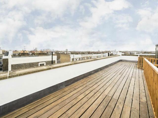 Terraced House for rent in North Kensington