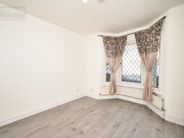 Cottage for rent in East Ham, Greater London