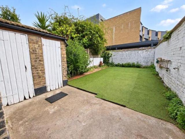 Cottage for rent in Cat Hill, England