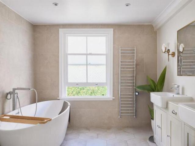 Cottage for rent in Chiswick, Greater London