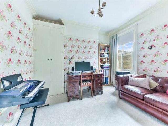 Cottage for rent in Cat Hill, England