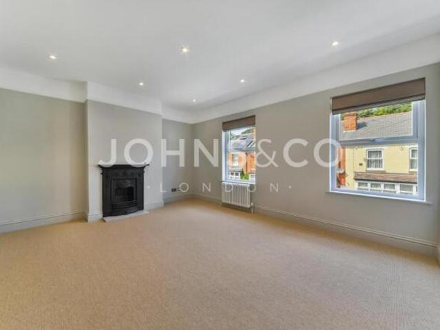 Cottage for rent in Brentford End, Greater London