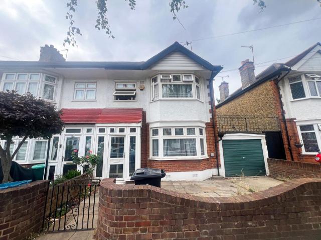 Terraced House for rent in Ilford