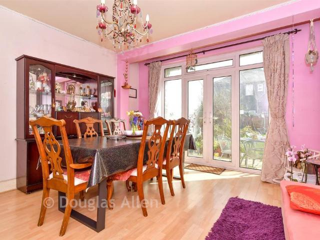 House for sale in Gants Hill, Greater London