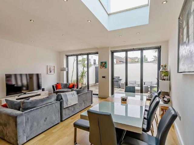 House for sale in Earlsfield, Greater London