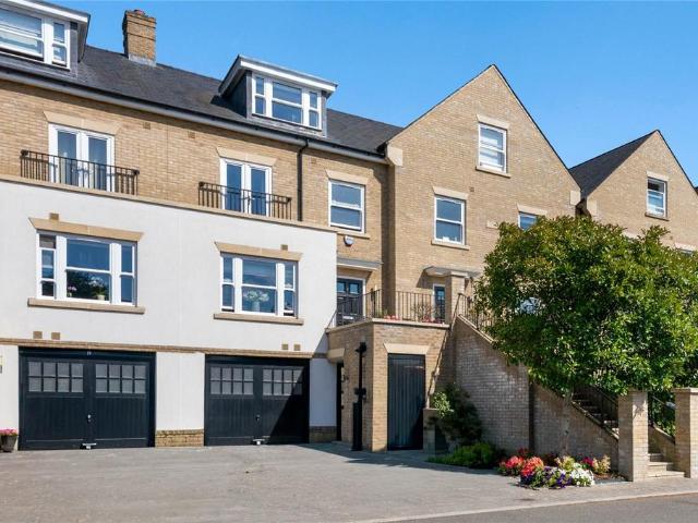 House for sale in Greater London