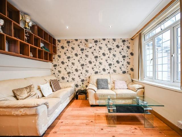 House for sale in Bromley-by-Bow, Bow