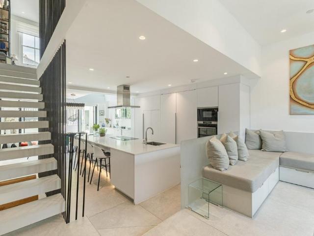 House for sale in Fulham, Walham Green