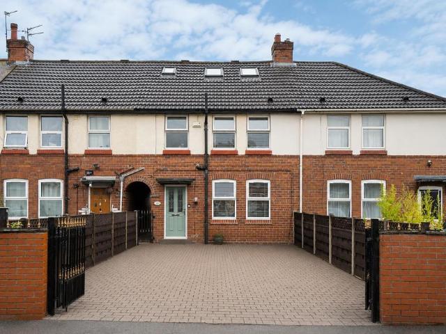 House for sale in High Field, York