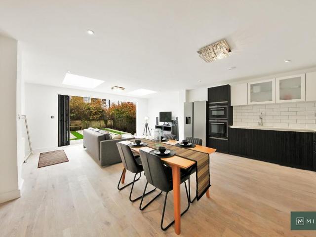 House for sale in Brondesbury, Greater London