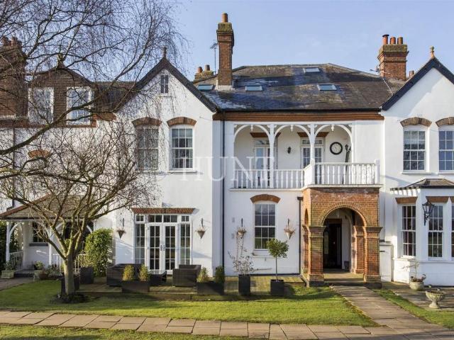 House for sale in Chigwell, Epping