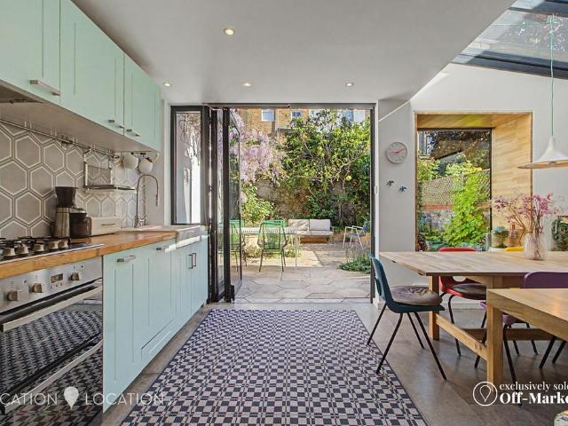 House for sale in Stoke Newington, Greater London