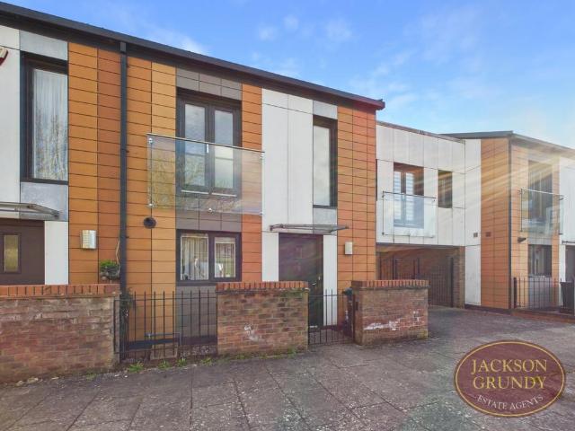 House for sale in Upton