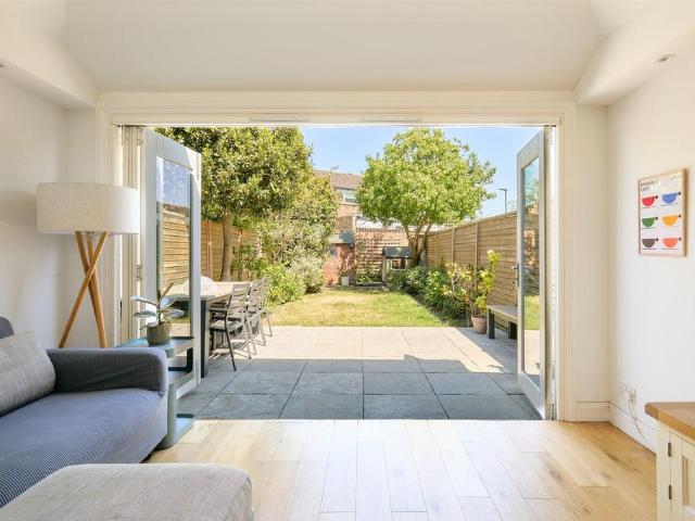House for sale in London Borough of Hounslow, Strand