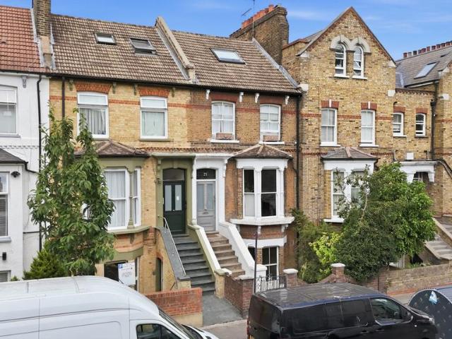 House for sale in Shacklewell, Greater London