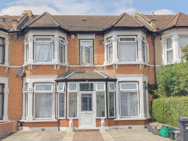 House for sale in Seven Kings, Greater London