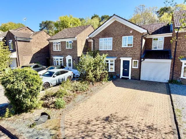 House for sale in Heol-las, Surrey
