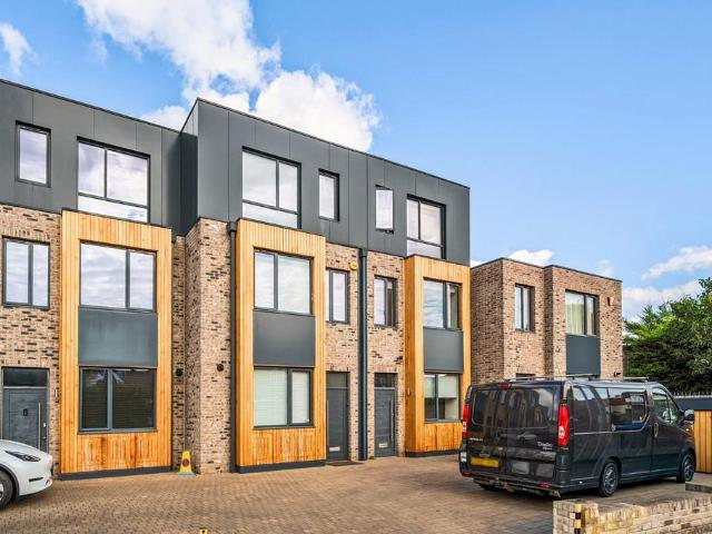 House for sale in London Borough of Merton, Mitcham