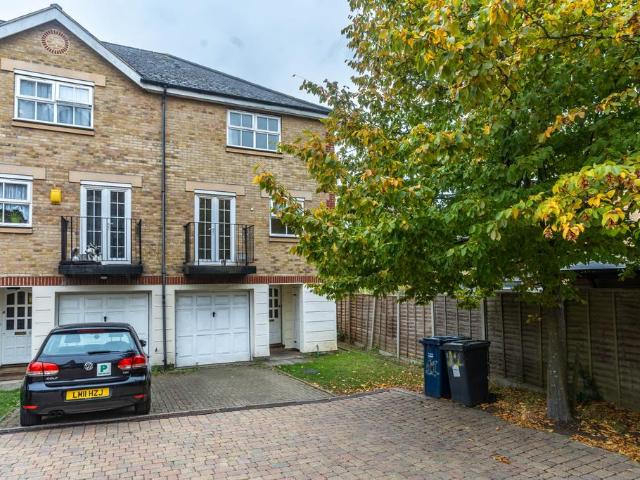 House for sale in Colney Hatch, Greater London