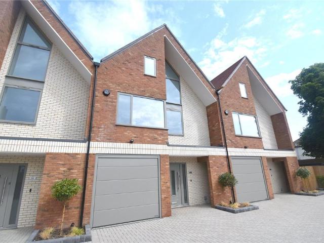 House for sale in Motspur Park, Greater London