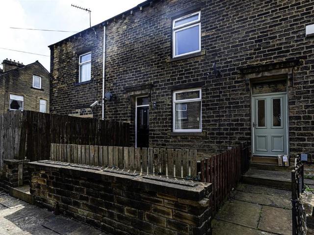 House for sale in Lindley, West Yorkshire