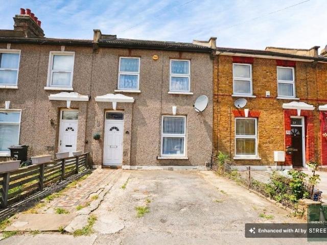 House for sale in Seven Kings, Greater London