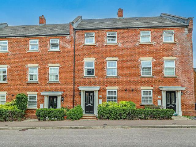 House for sale in Manor Estate, Pouchen End