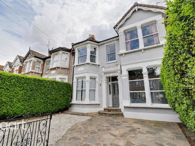 House for sale in Gants Hill, Greater London