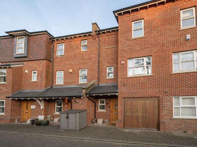 House for sale in Mill Hill, Greater London