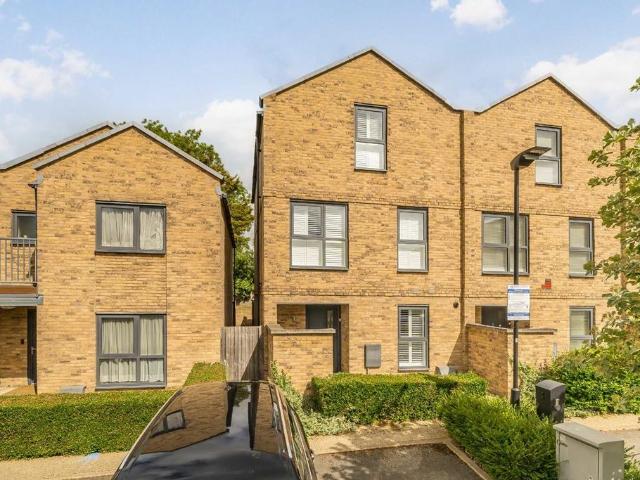 House for sale in Harrow Weald, Greater London