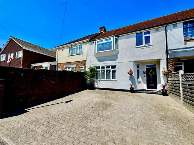 House for sale in Spring Park, Luton