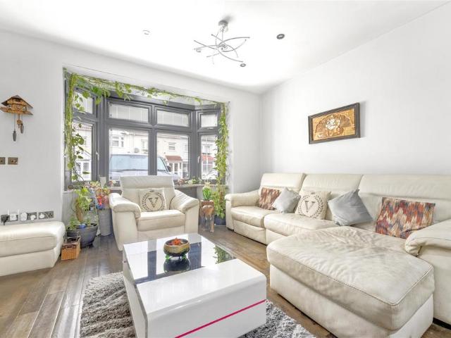 House for sale in Newbury Park, Greater London