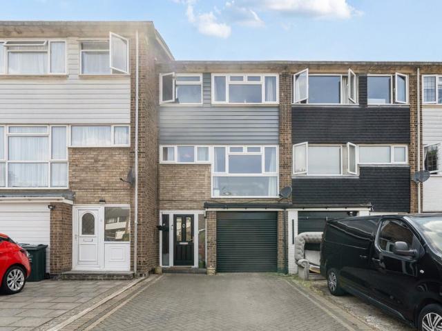 House for sale in Sutton-at-Hone and Hawley, Monks Orchard