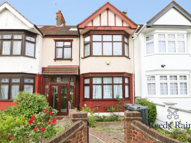 House for sale in Gants Hill, Greater London