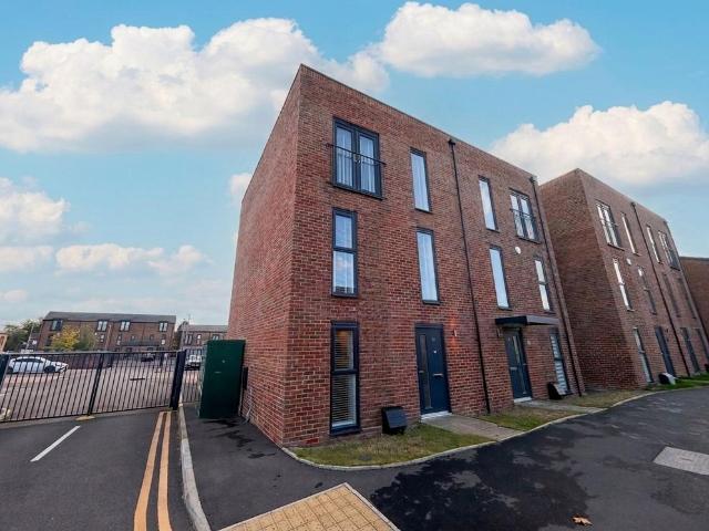 House for sale in Castle Irwell, Salford