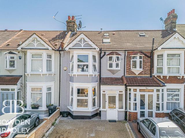 House for sale in Newbury Park, Greater London
