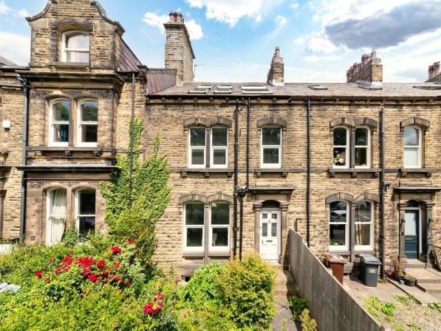 House for sale in Almondbury, West Yorkshire