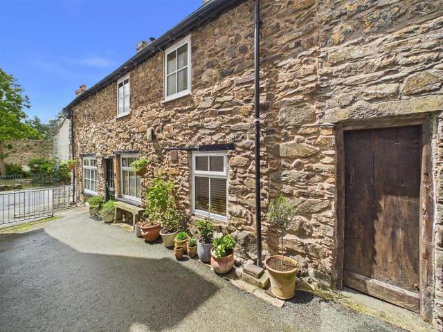 House for sale in Llanrhaeadr-ym-mochnant, Wales