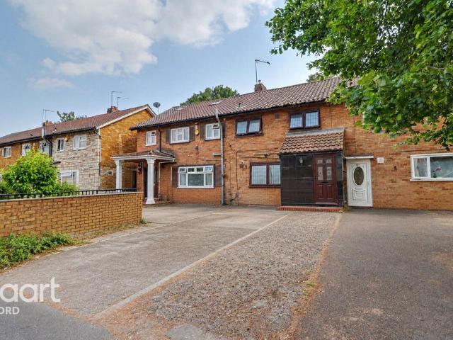 House for sale in Seven Kings, Greater London