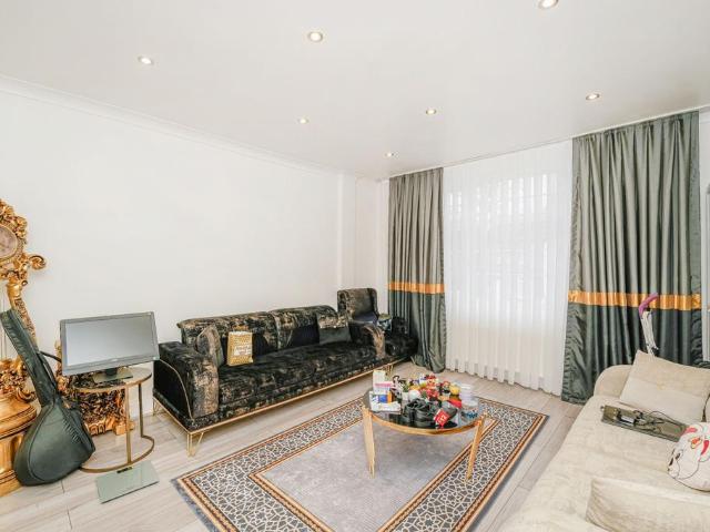 House for sale in Bowes, Greater London
