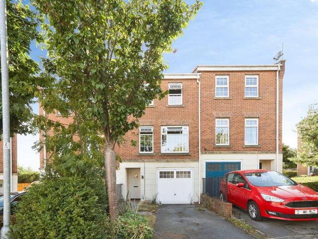 House for sale in Farnley, West Yorkshire