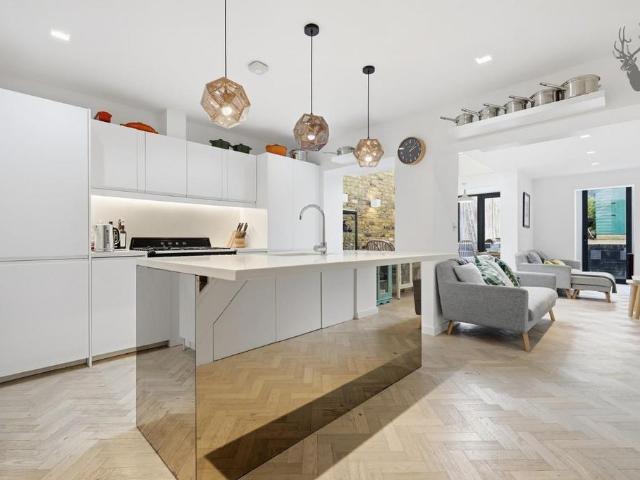 House for sale in Old Ford, Mile End