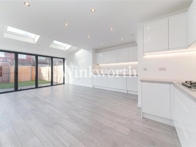 House for sale in Scotch Estate, Greater London
