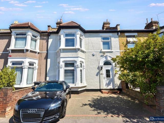 House for sale in Seven Kings, Greater London