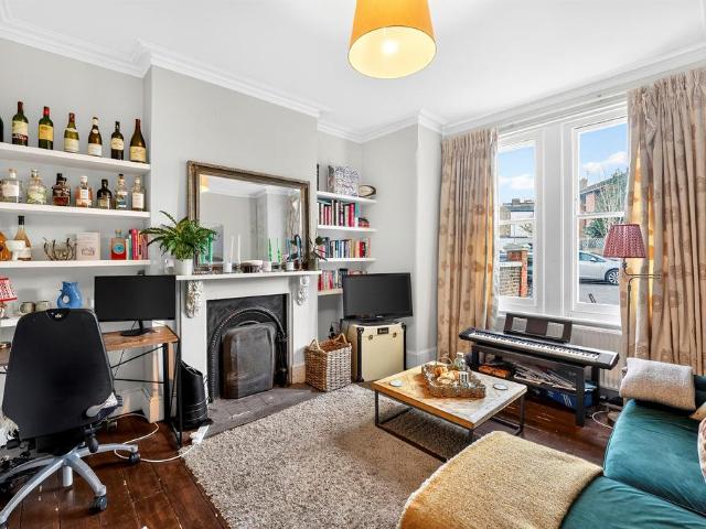 House for sale in Earlsfield, Greater London